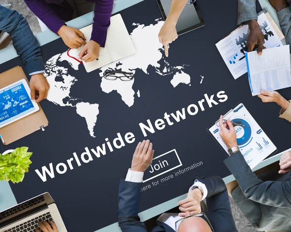 Gente de negocios señalando en las redes mundiales —  Fotos de Stock