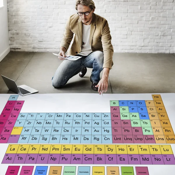 Empresário que trabalha com química — Fotografia de Stock
