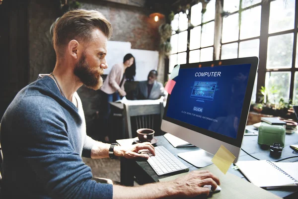 Homme travaillant avec l'ordinateur dans le bureau à domicile — Photo