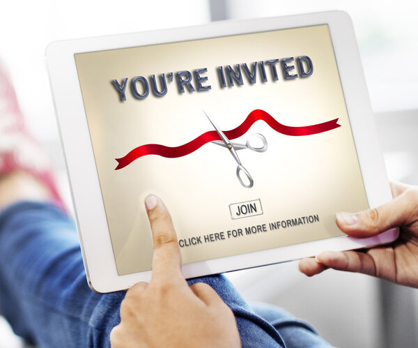 человек просматривает цифровой планшет
 