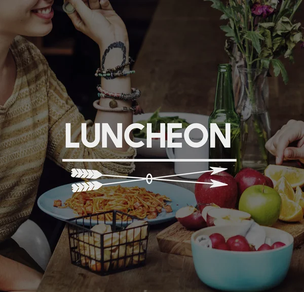 Mujer comiendo almuerzo —  Fotos de Stock
