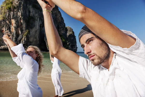 Les gens qui font du yoga à la plage — Photo
