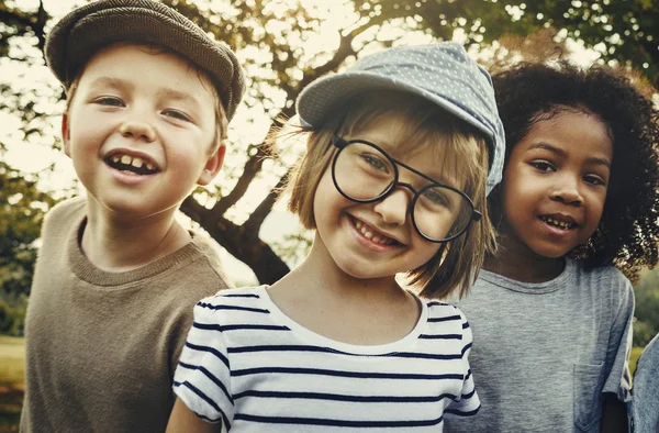 Niños alegres sinceros se divierten — Foto de Stock