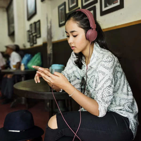 Kobieta słuchania muzyki w kawiarni — Zdjęcie stockowe