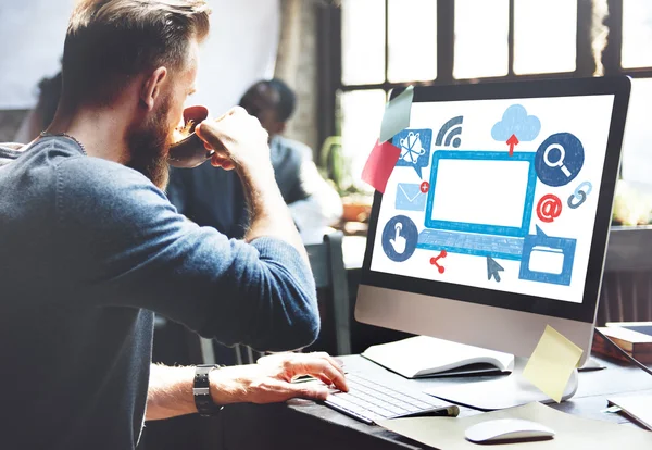 Man aan het werk met de computer in kantoor aan huis — Stockfoto