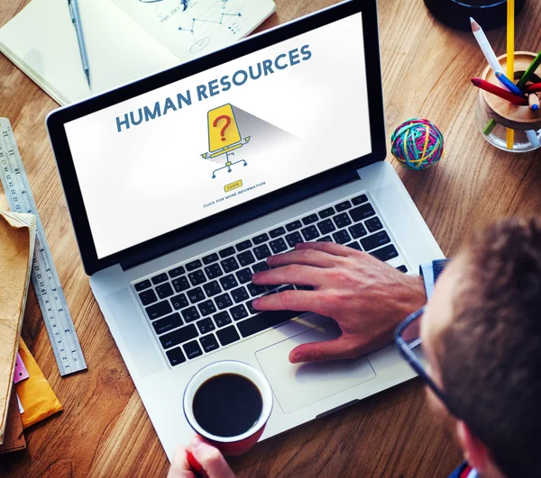 Man använder laptop och mänskliga resurser — Stockfoto