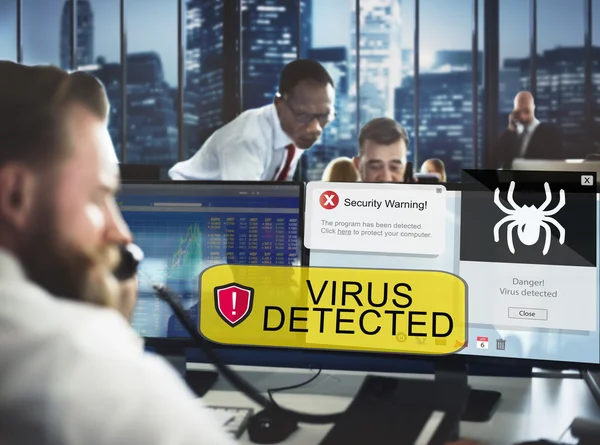 Gente de negocios trabajando y virus detectados —  Fotos de Stock
