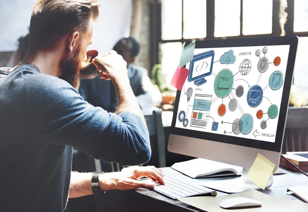 Homme travaillant avec l'ordinateur dans le bureau à domicile — Photo