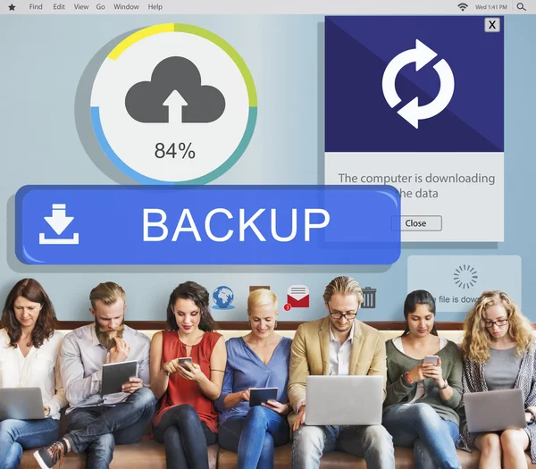Aygıtlar ve yedekleme ile insanlar oturup — Stok fotoğraf
