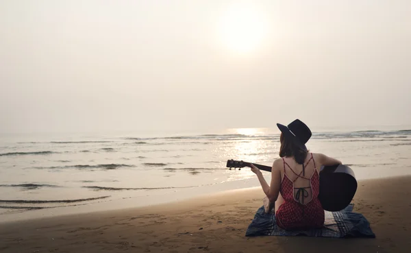 Dziewczyna z gitara na plaży — Zdjęcie stockowe