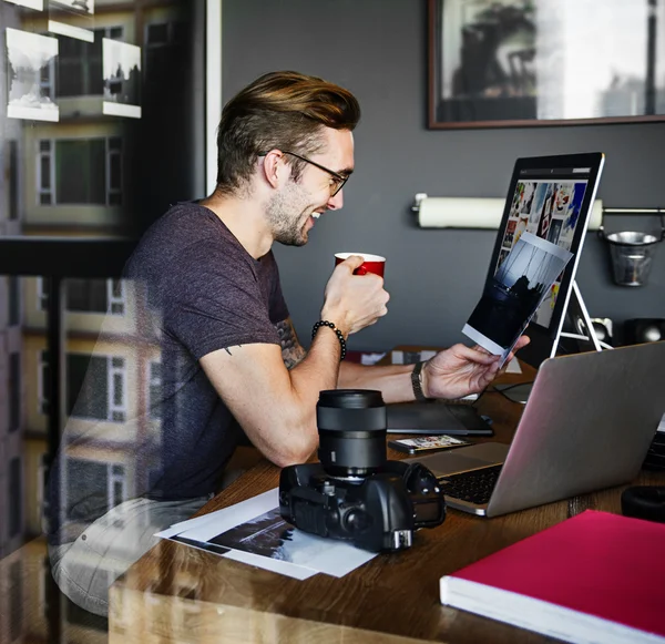 Fotografo che lavora con l'immagine — Foto Stock