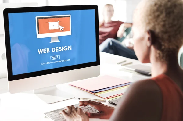Zakenvrouw werken op de computer met webdesign — Stockfoto