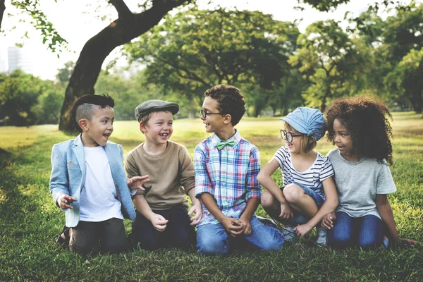 Lustige Kinder, die draußen spielen — Stockfoto