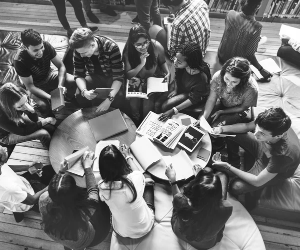 Sokszínűség diák tanul együtt könyvtár — Stock Fotó