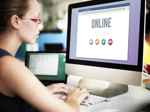 Affärskvinna arbetar på dator med online — Stockfoto