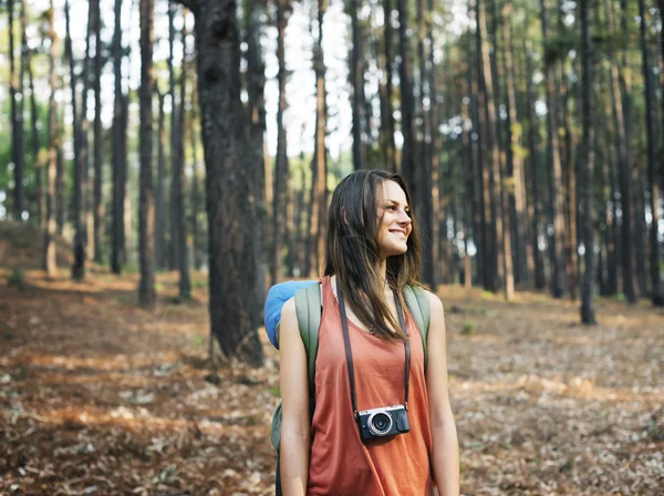 Menina viajar com câmera — Fotografia de Stock