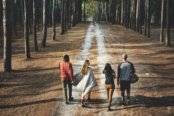Orang berjalan di alam — Stok Foto