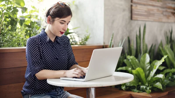 Mulher usando laptop no café — Fotografia de Stock