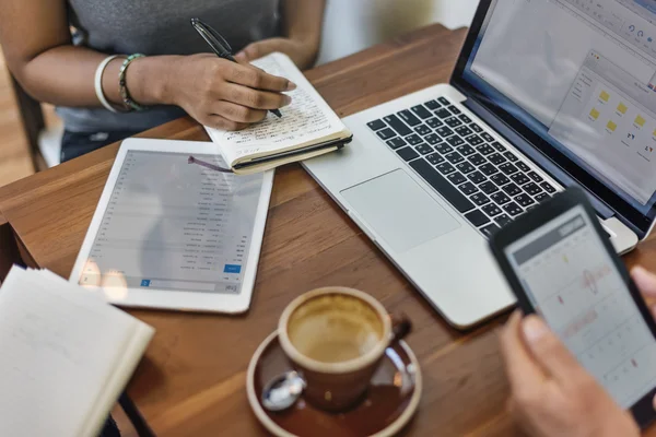 Menschen, die mit Computern arbeiten — Stockfoto