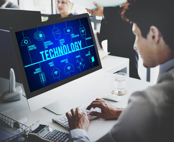 Geschäftsmann arbeitet an Computer mit Technologie — Stockfoto