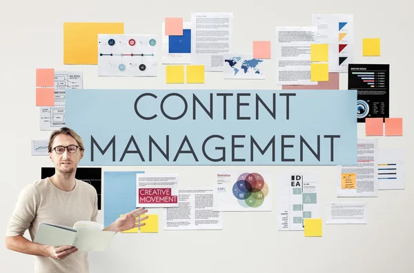 Geschäftsmann arbeitet mit Content Management — Stockfoto