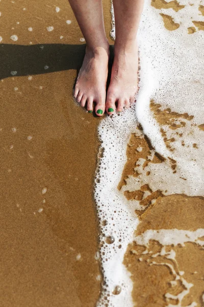 Mulher que fica na praia — Fotografia de Stock