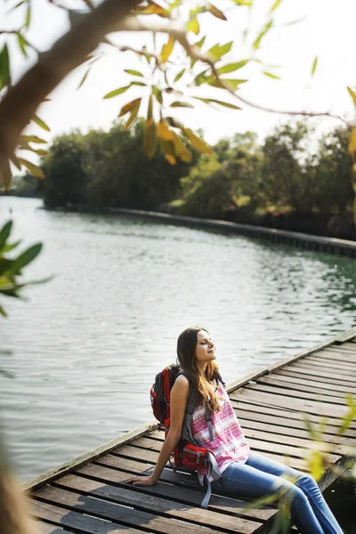 Mulher se sente feliz na natureza — Fotografia de Stock