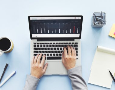 Dizüstü bilgisayarla çalışan adam