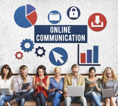 aygıtlar ve Online iletişim ile insanlar oturup