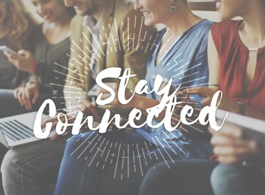 Dijital aygıtlar kullanan insanlar