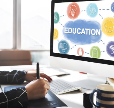 bilgisayar Office ile çalışan kişi