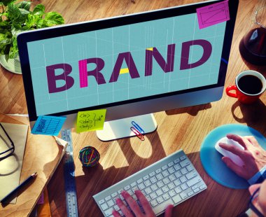 Bilgisayar klavyesinde yazan adam