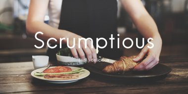 Garson lezzetli akşam yemeği ile