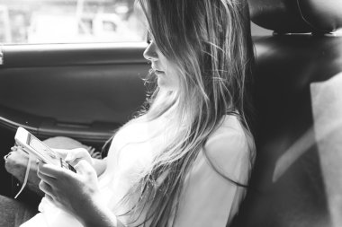 Akıllı telefon kullanan kadın