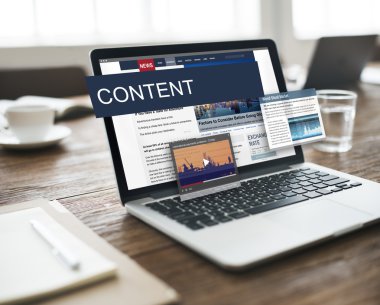 Ofis Masası üstünde laptop