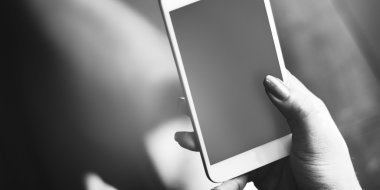 Akıllı telefon tutan adam.