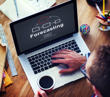 dizüstü bilgisayarda klavyede yazan adam