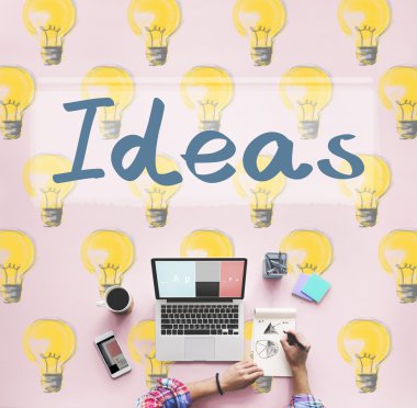 Dizüstü bilgisayarla çalışan adam