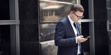 Telefon kullanan bir iş adamı 