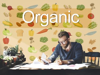 Yakışıklı adam belgeleriyle çalışma