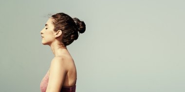 güzel bir genç kadın profili