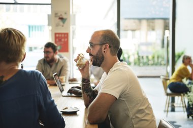 farklı insanlar yemek yiyorsunuz