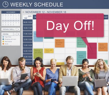 aygıtlar ve Day Off ile insanlar oturup