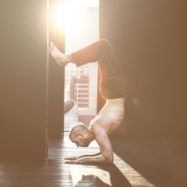 Adam Yoga pratik kavramı