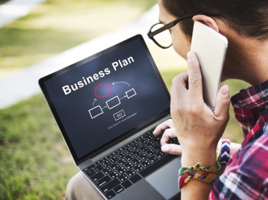 Dijital cihazlar ile çalışan adam