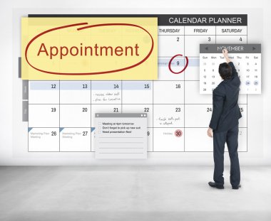 İş adamı duvara yakın duruyor 