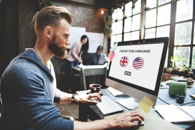 ev ofis bilgisayarı ile çalışan adam