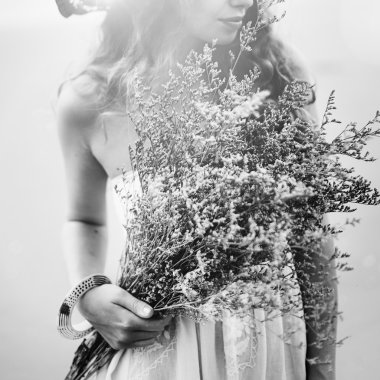 Çiçekli kadın açık havada