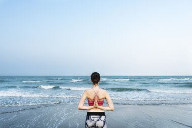 Yoga yapan bir kadın.
