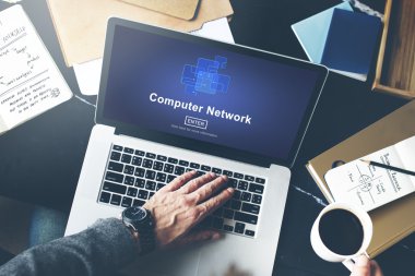 Laptop klavyesinde yazan kişi 